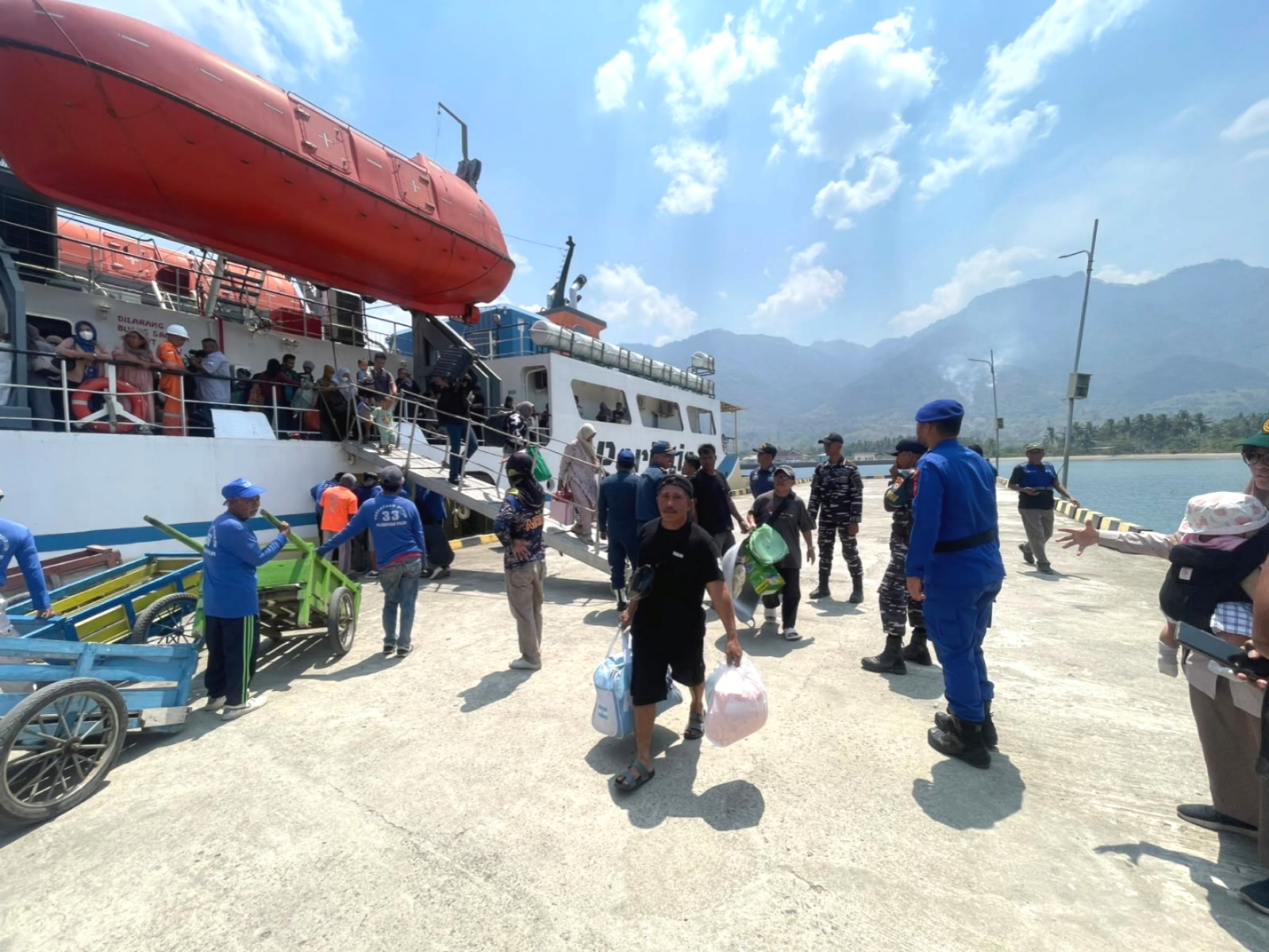 Pastikan Aktivitas Pelabuhan Aman, Sat Polair Polres Majene Kawal Bongkar Muat KM Sabuk Nusantara 93