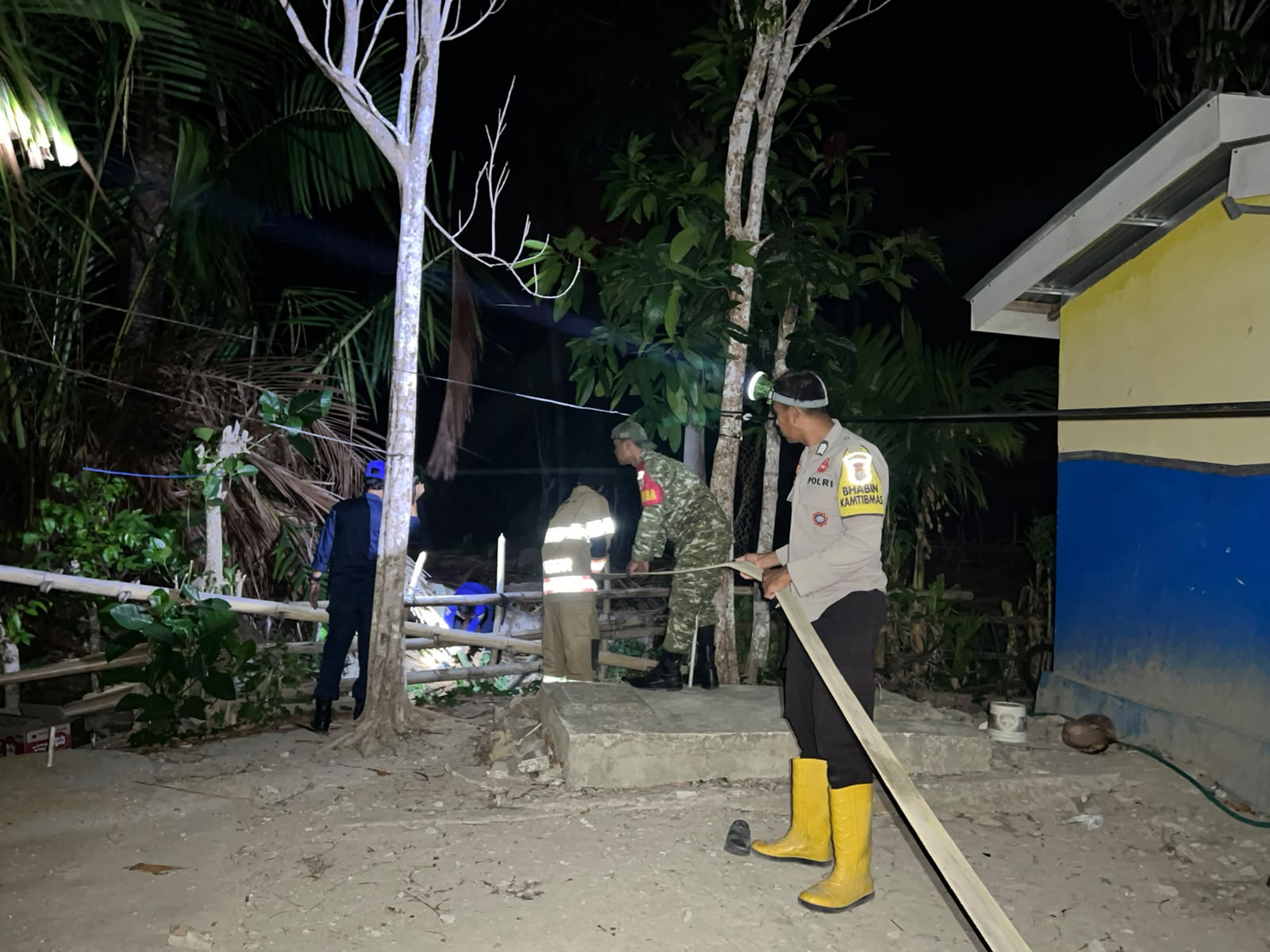 Kebakaran Lahan di Bukit Ratte Meluas, Polsek Sendana dan Warga Berjibaku Cegah Api Mendekati Permukiman