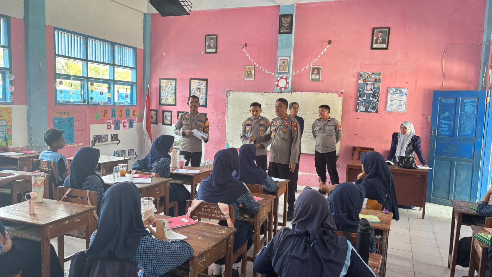 Polres Majene Sosialisasikan SPMB SMA Taruna Kemala Bhayangkara Kepada Pelajar di Majene
