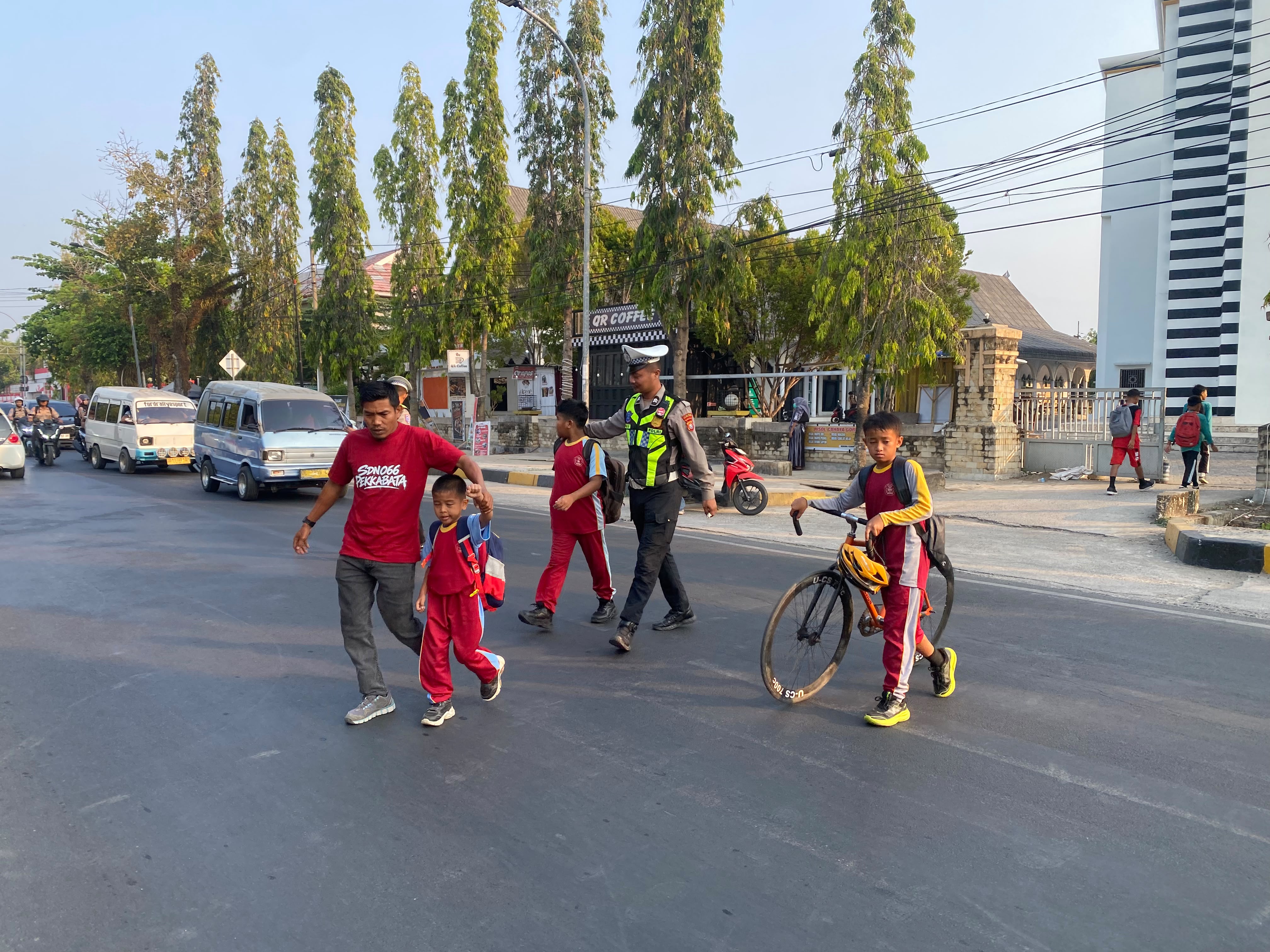 Sat Lantas Polres Polman Hadir di Tengah Masyarakat Lewat Commander Wish Pagi