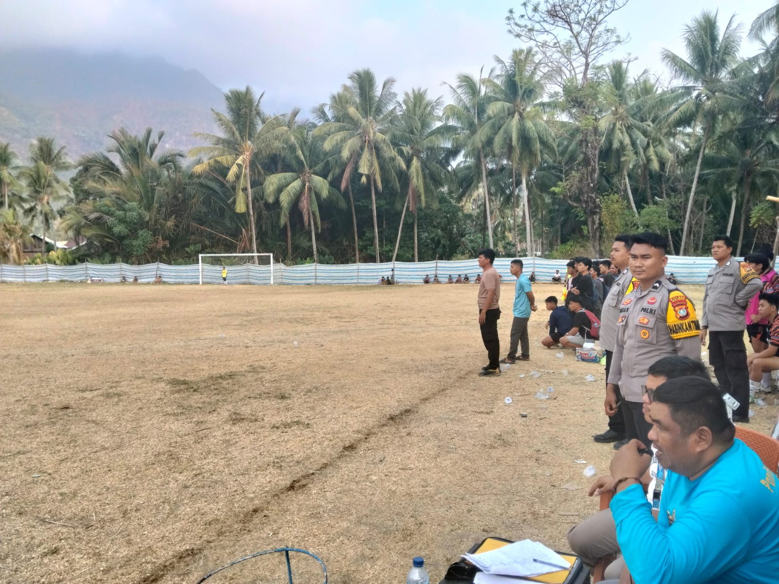 Pastikan Jalan Pertandingan Aman, Polsek Sendana Kawal Turnamen Sepak Bola Tallu Banua Utara Cup 1