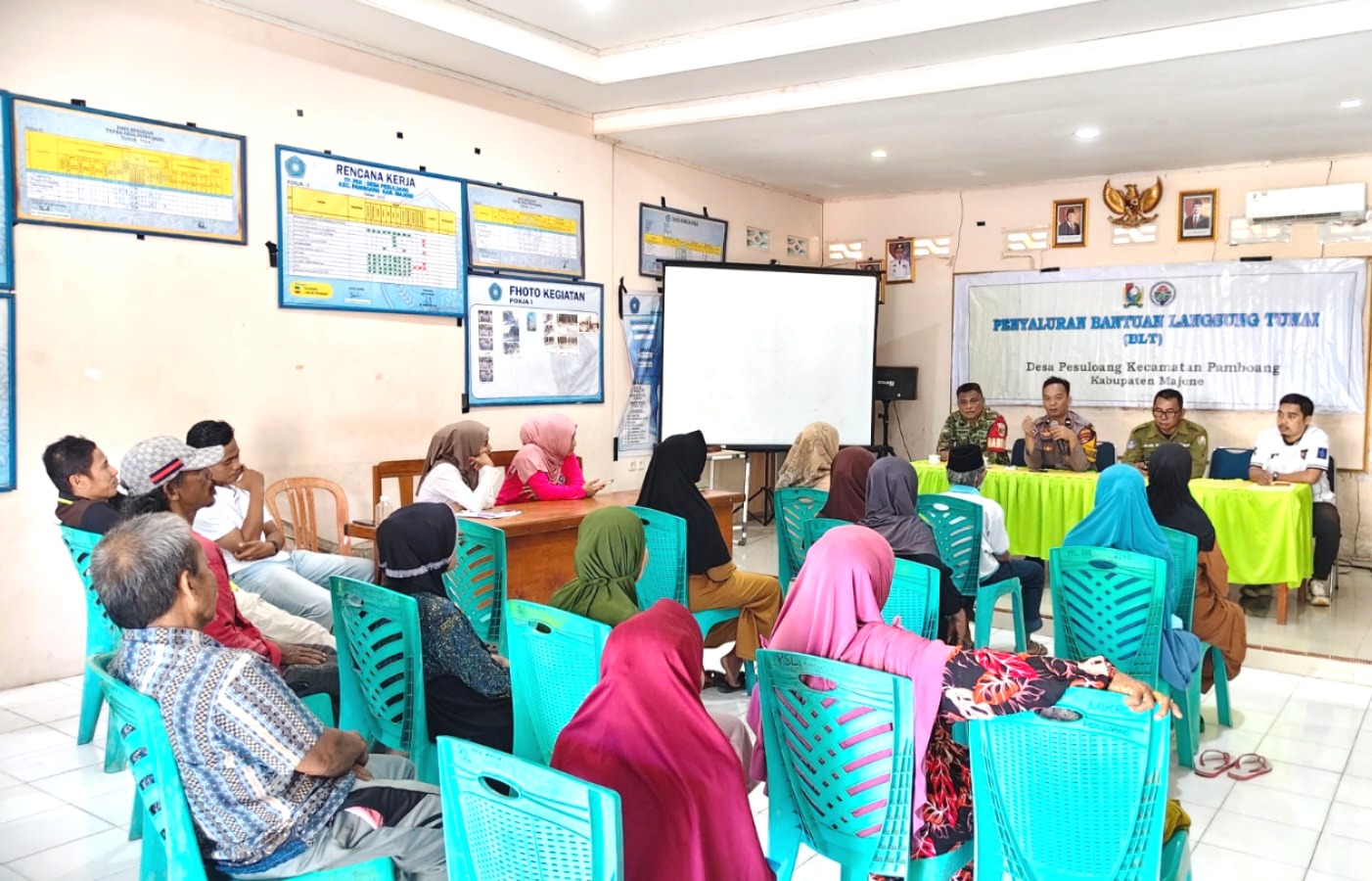 Hadiri Penyaluran BLT Tahap III di Desa Pesuloang, Bhabinkamtibmas Polsek Pamboang Imbau Warga Manfaatkan Bantuan dengan Bijak