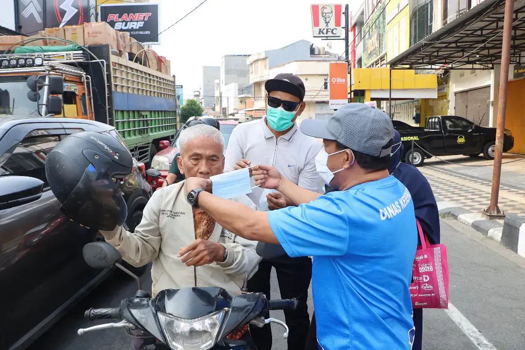Kabut Asap Parepare, Dinkes Bagikan Masker dan Edukasi Warga