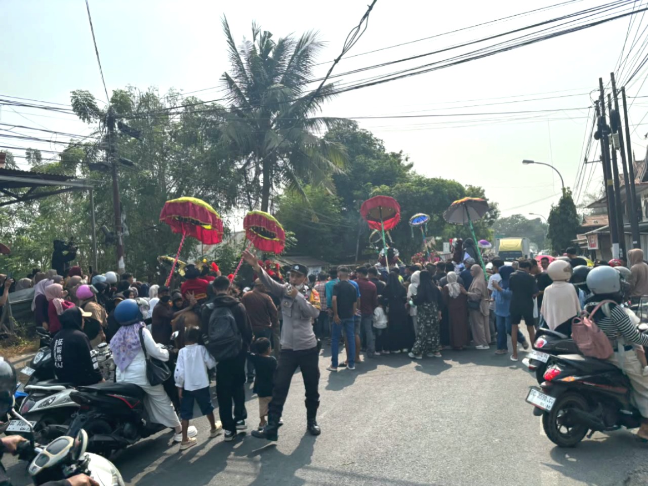 Polsek Banggae Kawal Tradisi Messawe Totamma, Arak-arakan Kuda Hias Berlangsung Aman dan Lancar