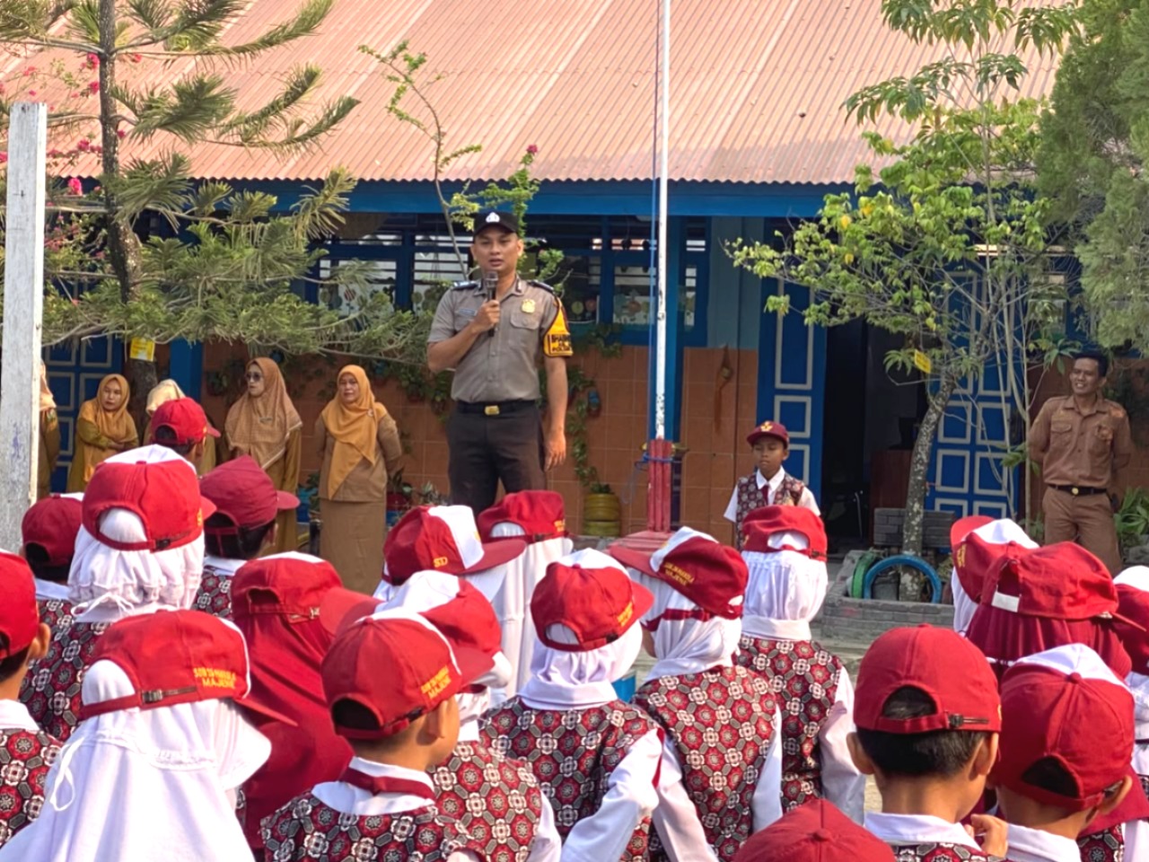 Polisi Go to School, Bhabinkamtibmas Polsek Banggae Tanamkan Disiplin dan Kesadaran Berlalu Lintas kepada Pelajar
