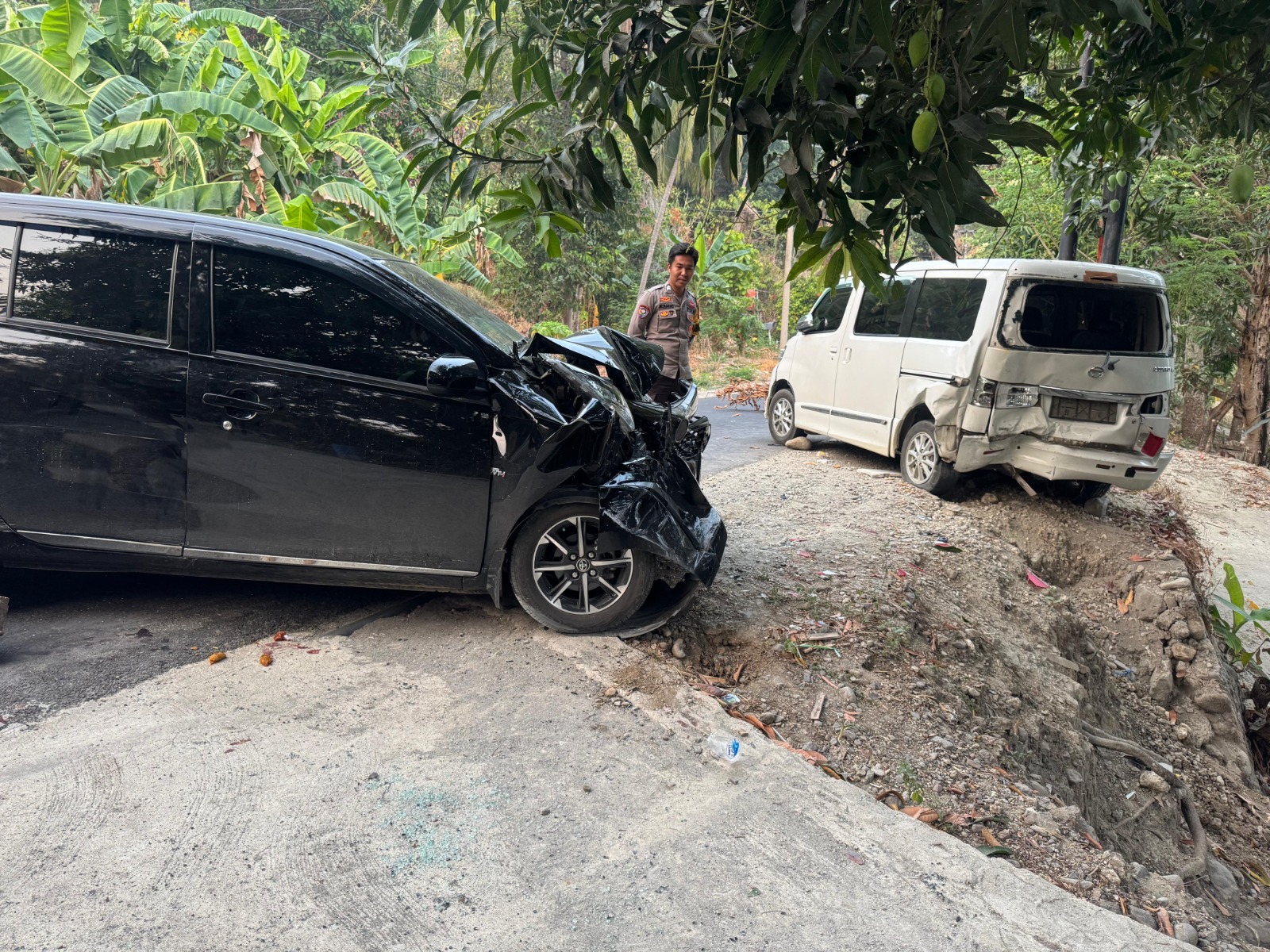 Toyota Calya Tabrak Daihatsu Luxio yang Terparkir di Tubo Tengah, Polsubsektor Tubo Sendana Amankan TKP