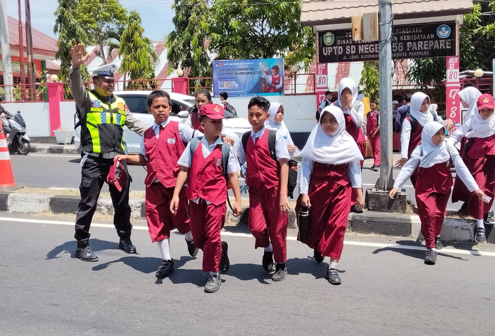 Sat Lantas Polres Parepare Kawal Penyeberangan Pelajar