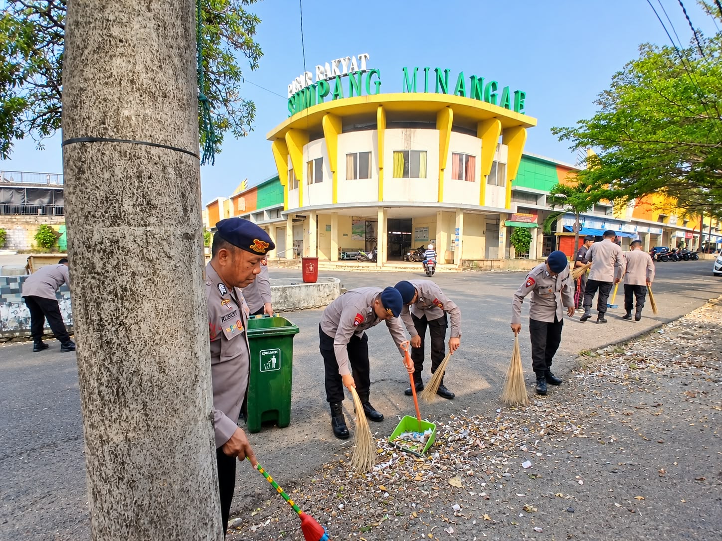 Brimob Bersihkan Pasar Sumpang Minangae Parepare, Kompol Dr. Ramli: Wujud Kepedulian kepada Masyarakat