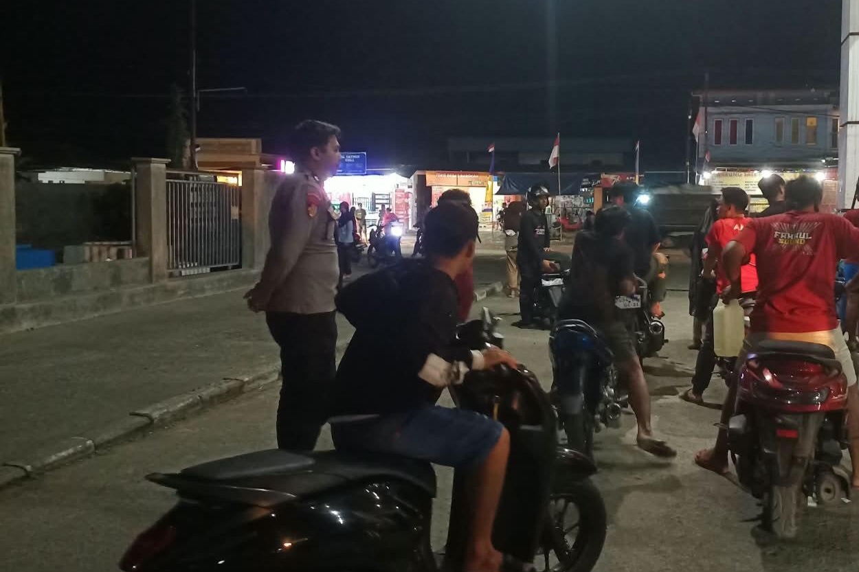 Patroli Malam Polsek Malunda di SPBU, Pastikan Pengisian BBM Berjalan Lancar