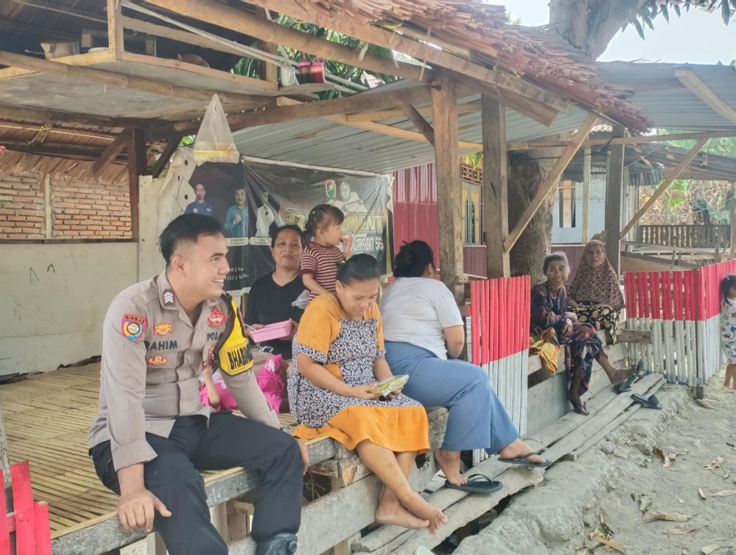 Cegah Kebakaran di Musim Kemarau, Bhabinkamtibmas Polsek Banggae Edukasi Warga Totoli