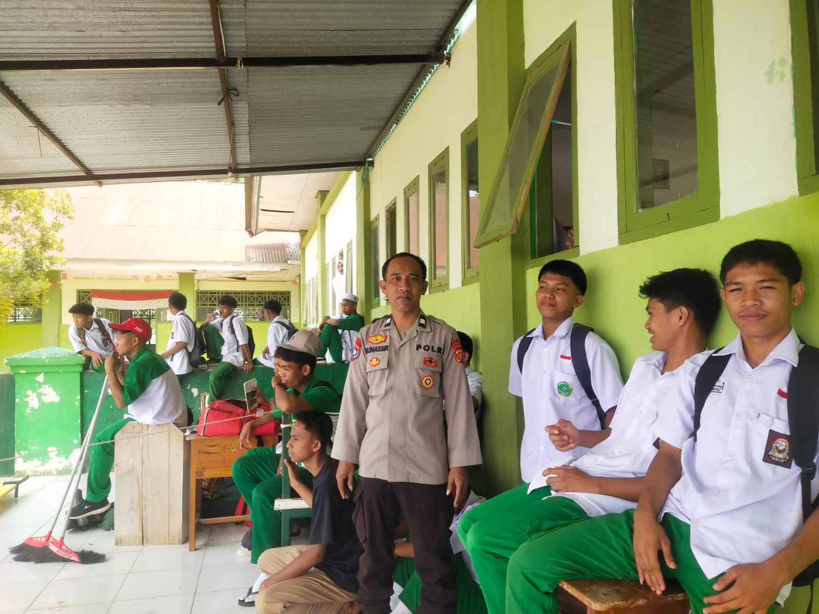 Bhabinkamtibmas Batetangnga Pantau Festival di DDI Kanang