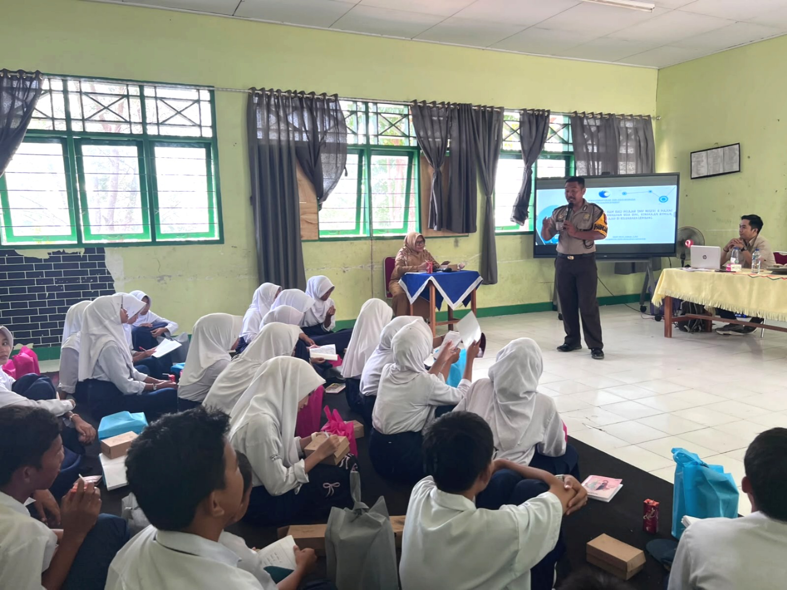 Bhabinkamtibmas Polsek Banggae Edukasi Pelajar SMPN 4 Majene, Tekankan Bahaya Narkoba dan Pergaulan Bebas
