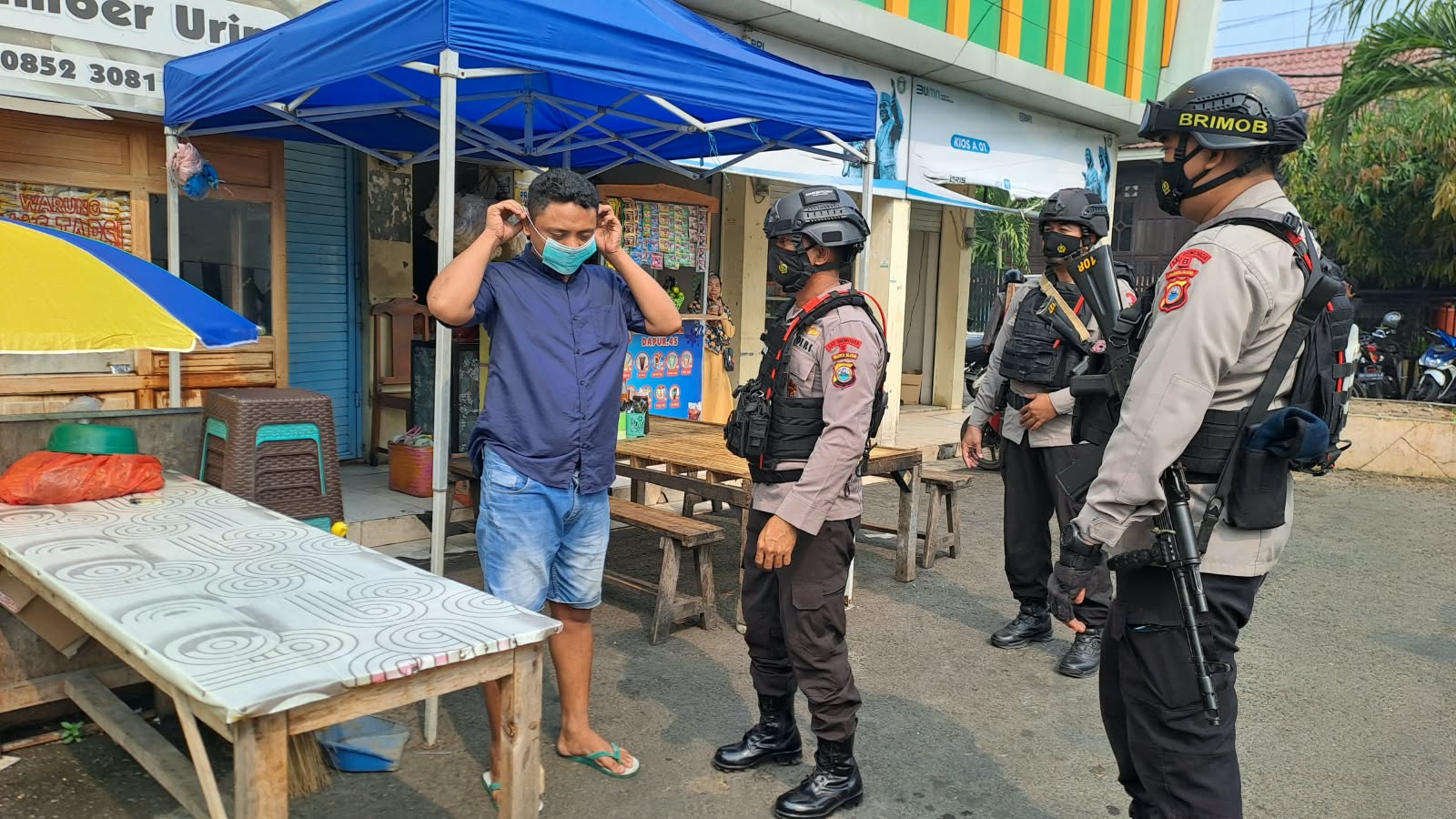 Batalyon B Pelopor Brimob Bagikan Masker di Parepare, Sasar Pasar Sumpang Minangae hingga Pelabuhan Nusantara