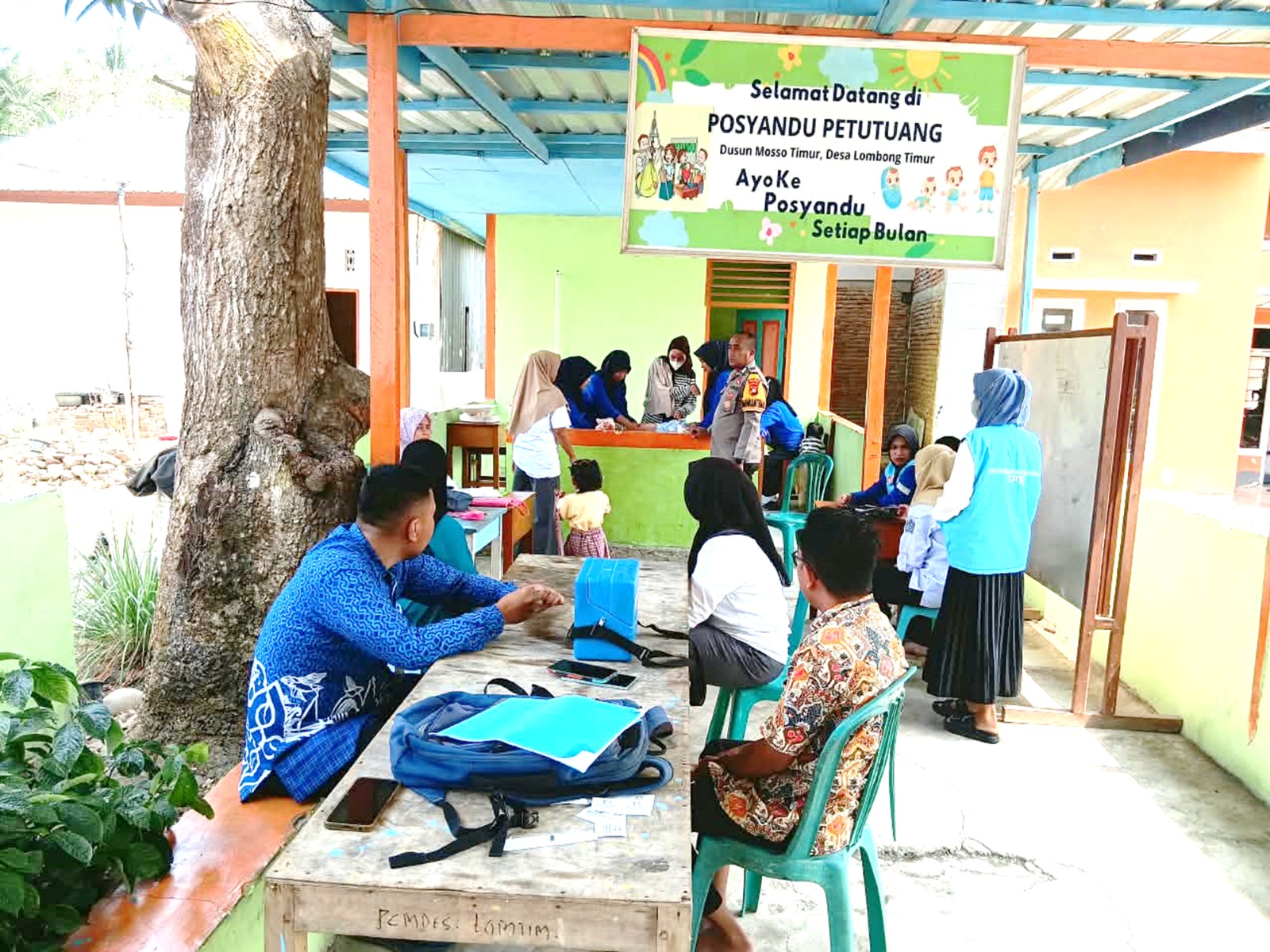Cegah Stunting, Bhabinkamtibmas Polsek Malunda Dampingi Kegiatan Posyandu di Lombong Timur