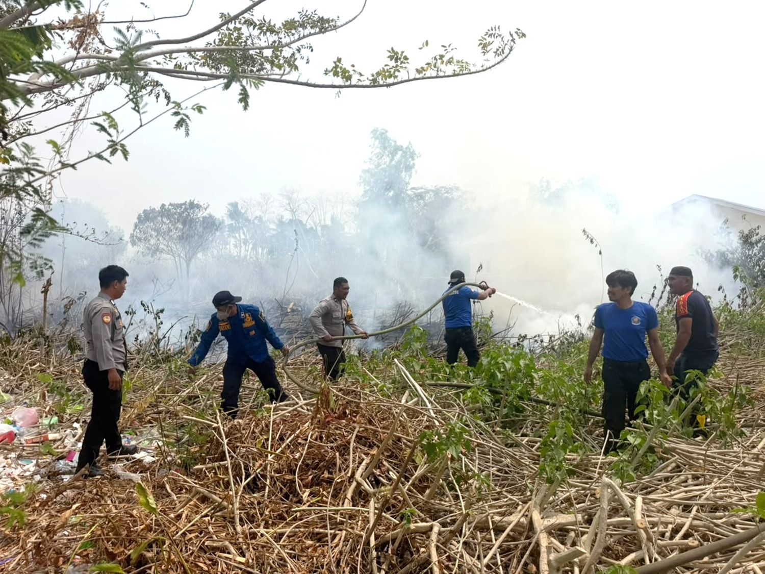 Polres Majene Bersama Damkar dan Warga Padamkan Kebakaran Lahan di Leppe, Api Berhasil Dikendalikan