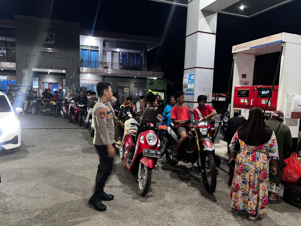 Patroli Malam Polsek Malunda, Pastikan Pengisian BBM di SPBU Berjalan Aman dan Lancar