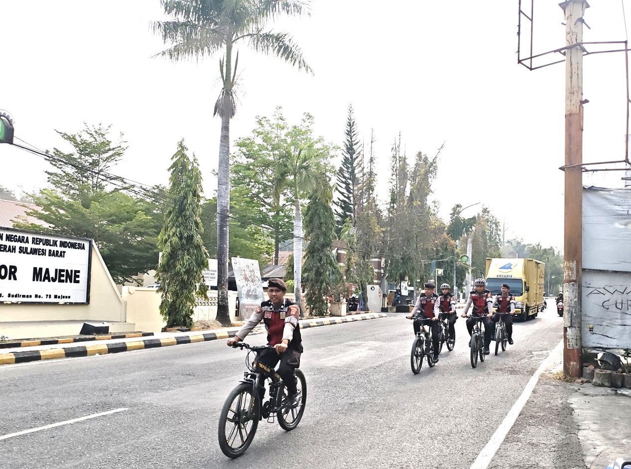 Patroli Bersepeda Samapta Polres Majene, Sambangi SMAN 1 Majene Sembari Edukasi Pelajar Tertib Berlalu Lintas