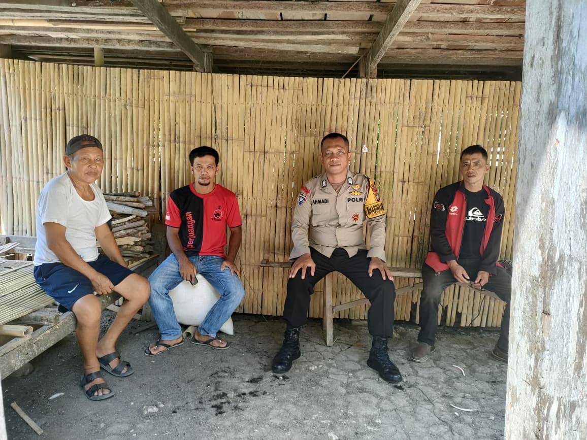Bhabinkamtibmas Polsek Banggae Sambangi Warga Buttu, Serap Aspirasi dan Perkuat Kamtibmas