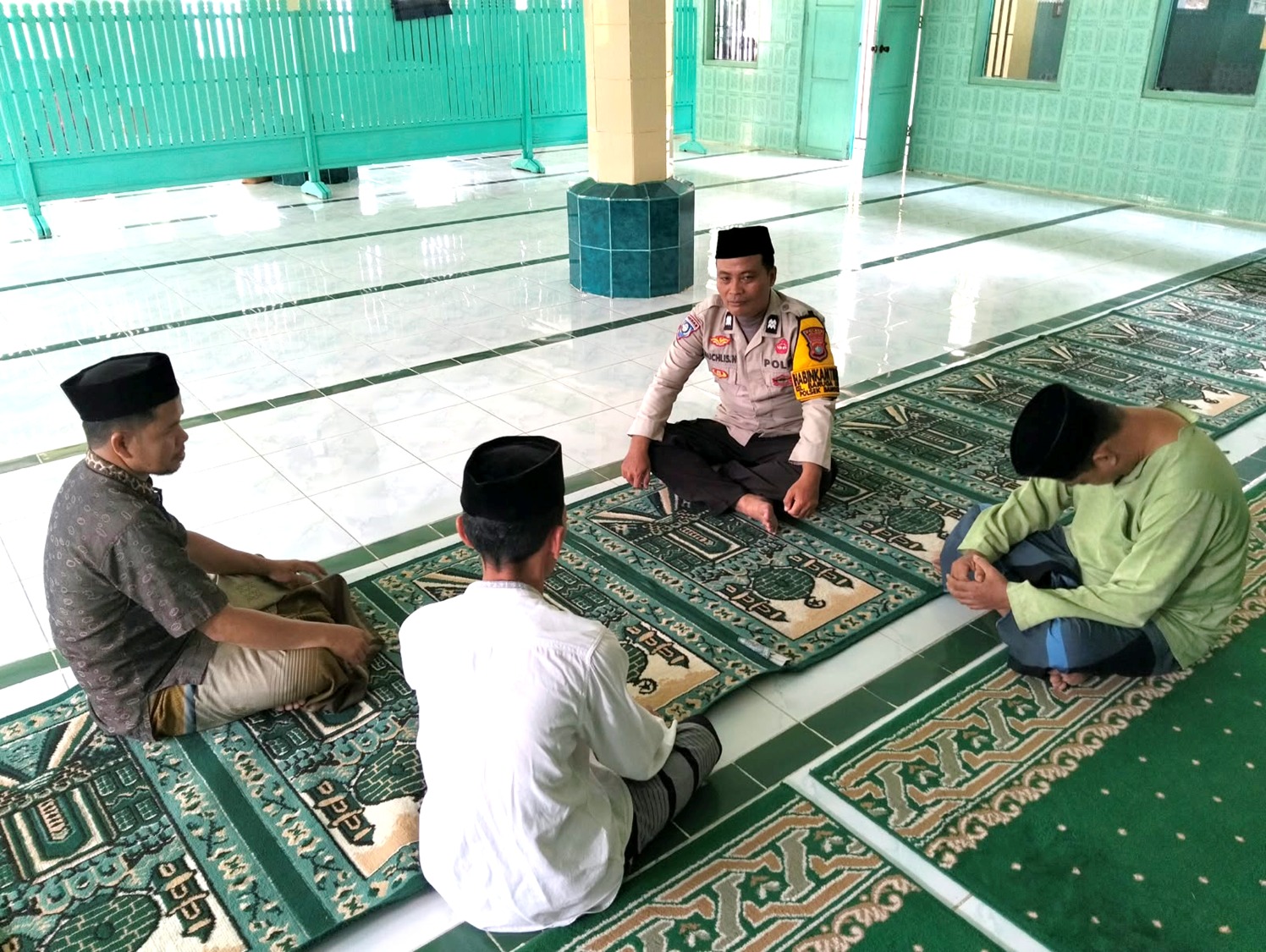 Perkuat Silaturahmi Lewat Shalat Dhuha, Bhabinkamtibmas Polsek Banggae Serap Aspirasi Warga