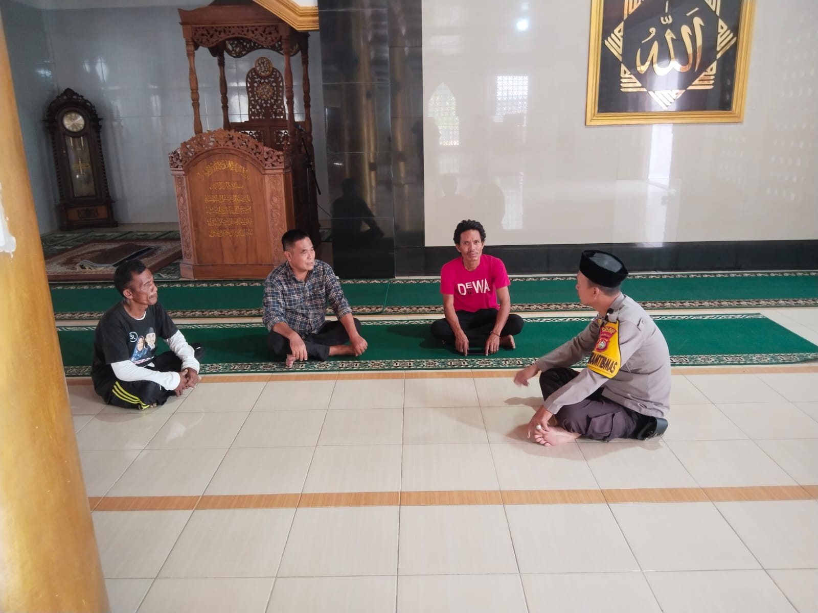 Polisi Bersama Masyarakat, Bhabinkamtibmas Polsek Banggae Sambangi Masjid dan Serap Aspirasi Warga