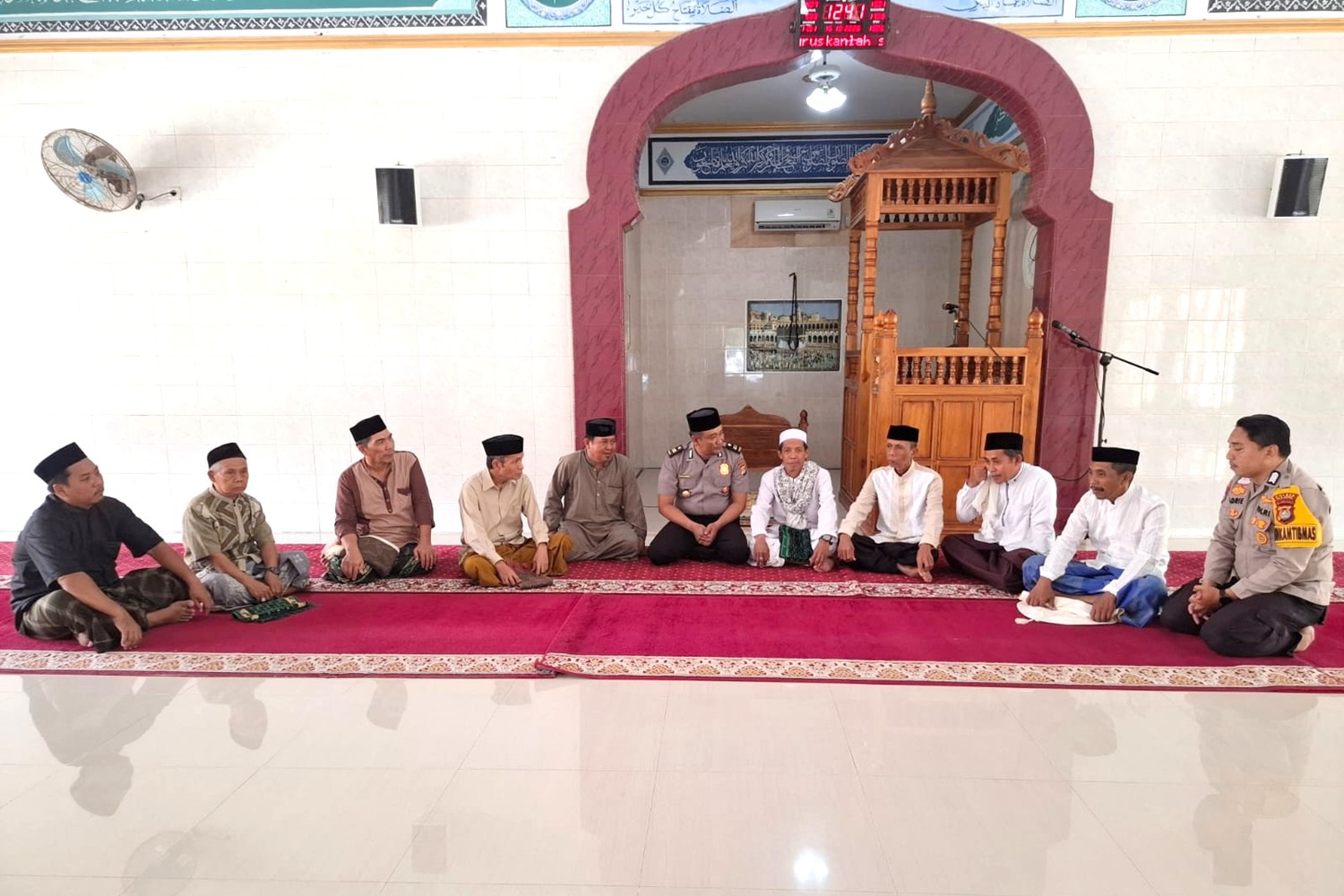 Shalat Jumat Bersama Warga, Kapolsek Pamboang Dengarkan Aspirasi Warga