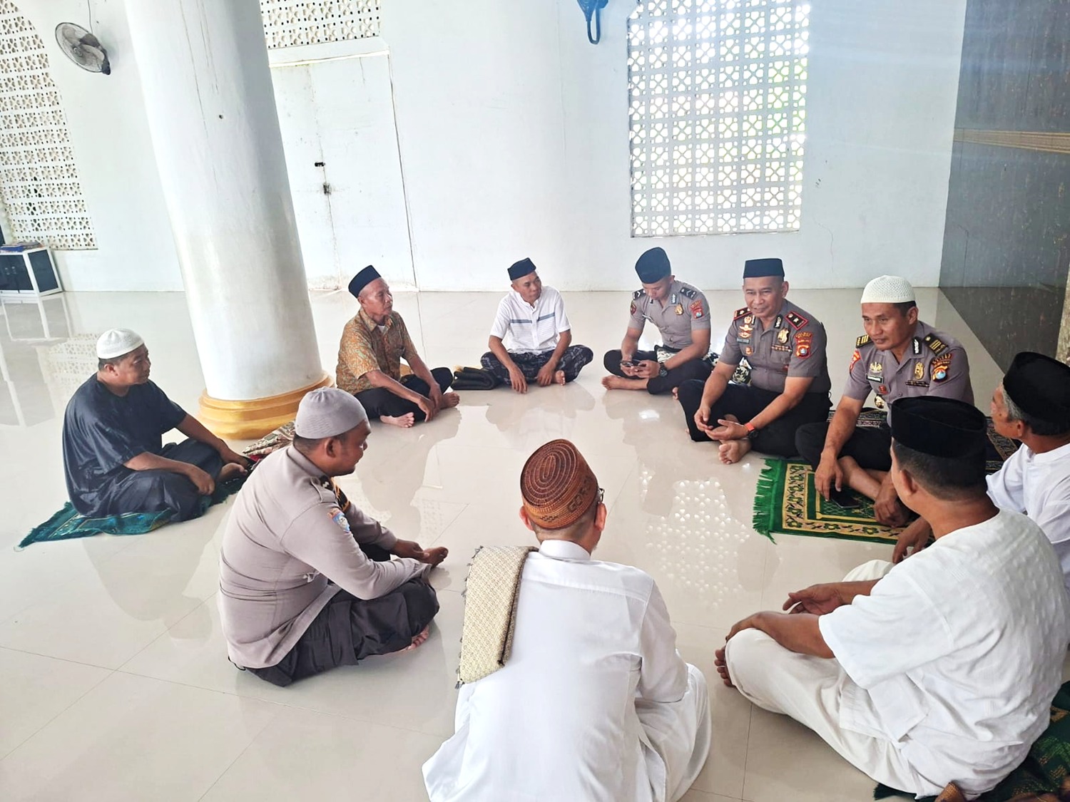 Wakapolres Majene Gelar Jumat Keliling Serap Aspirasi Warga, Pencurian Gas dan Ternak Jadi Keluhan Warga Leppe