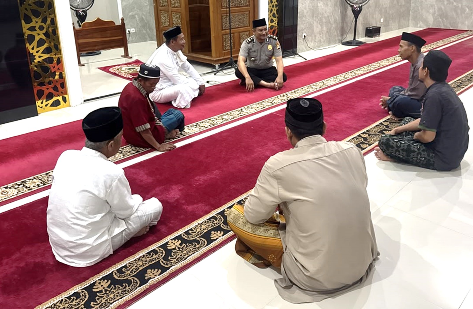Subuh Keliling Polsek Pamboang Jadi Jembatan Aspirasi, Warga Bababulo Utara Minta Patroli Ditingkatkan