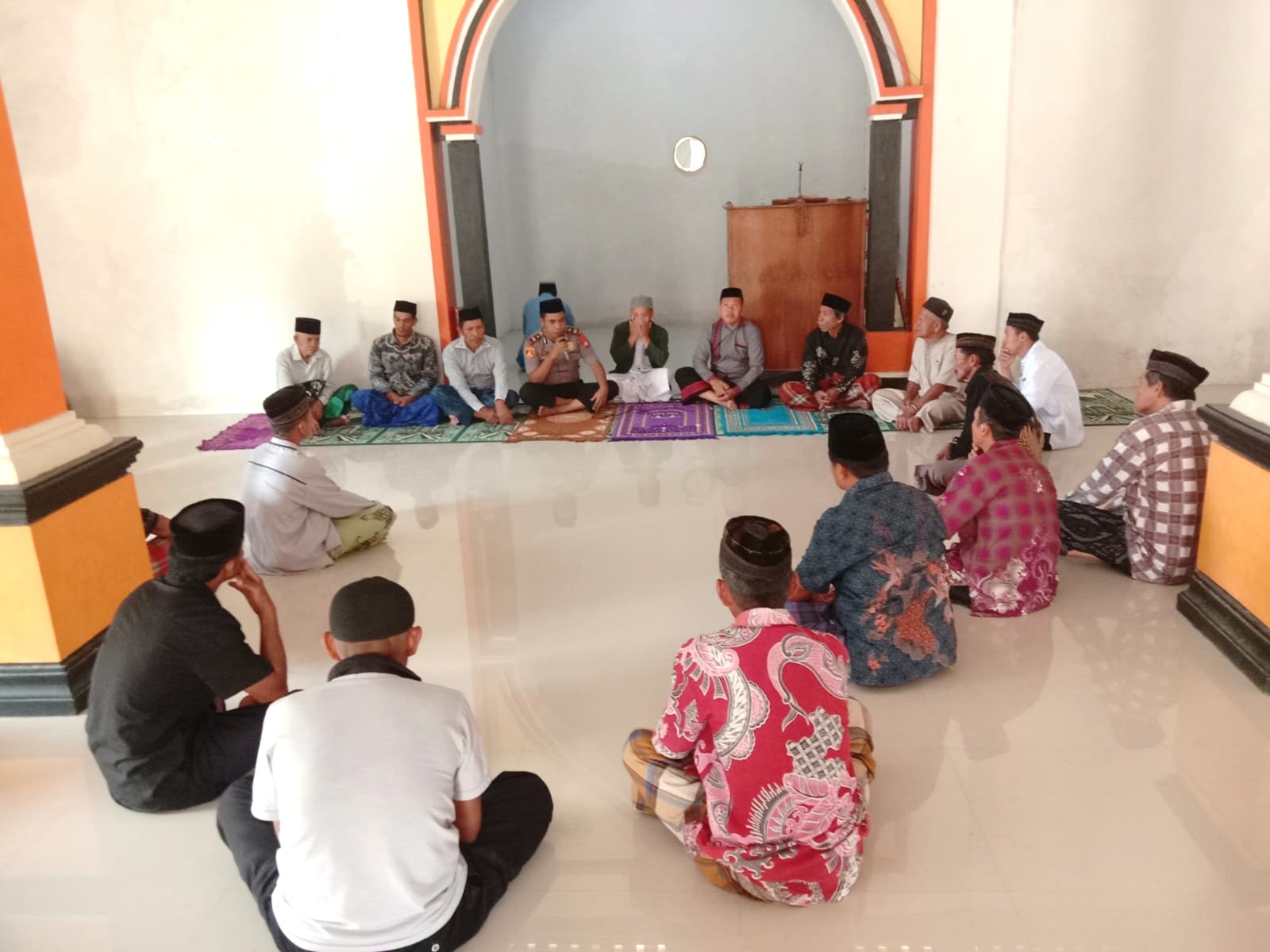 Pererat Silaturahmi dengan Tokoh Agama dan Masyarakat, Kapolsek Sendana Gelar Jumat Keliling