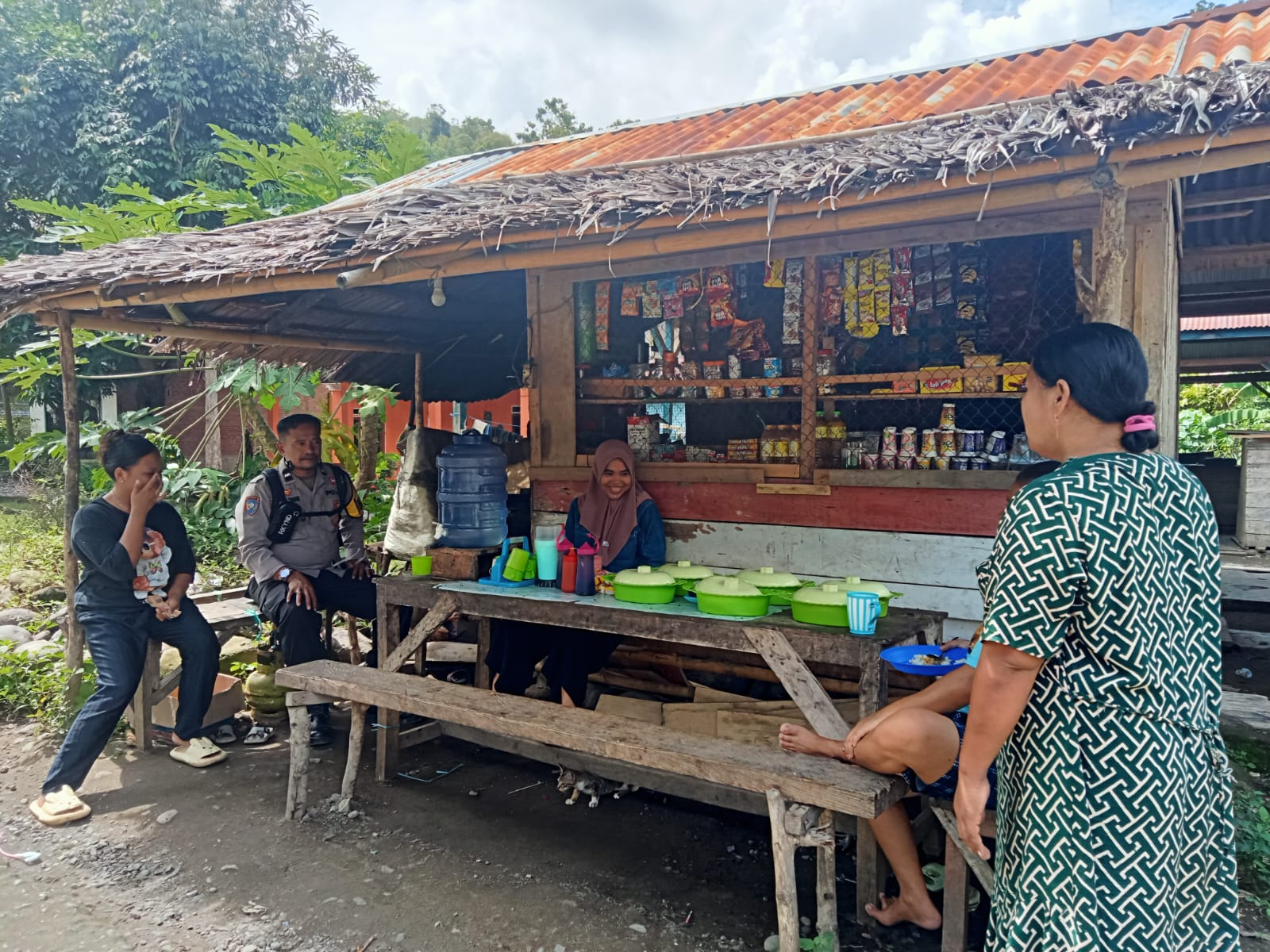 Polisi bersama masyarakat, Bhabinkamtibmas Polsek Malunda Turun Langsung Serap Aspirasi Warga Bambangan