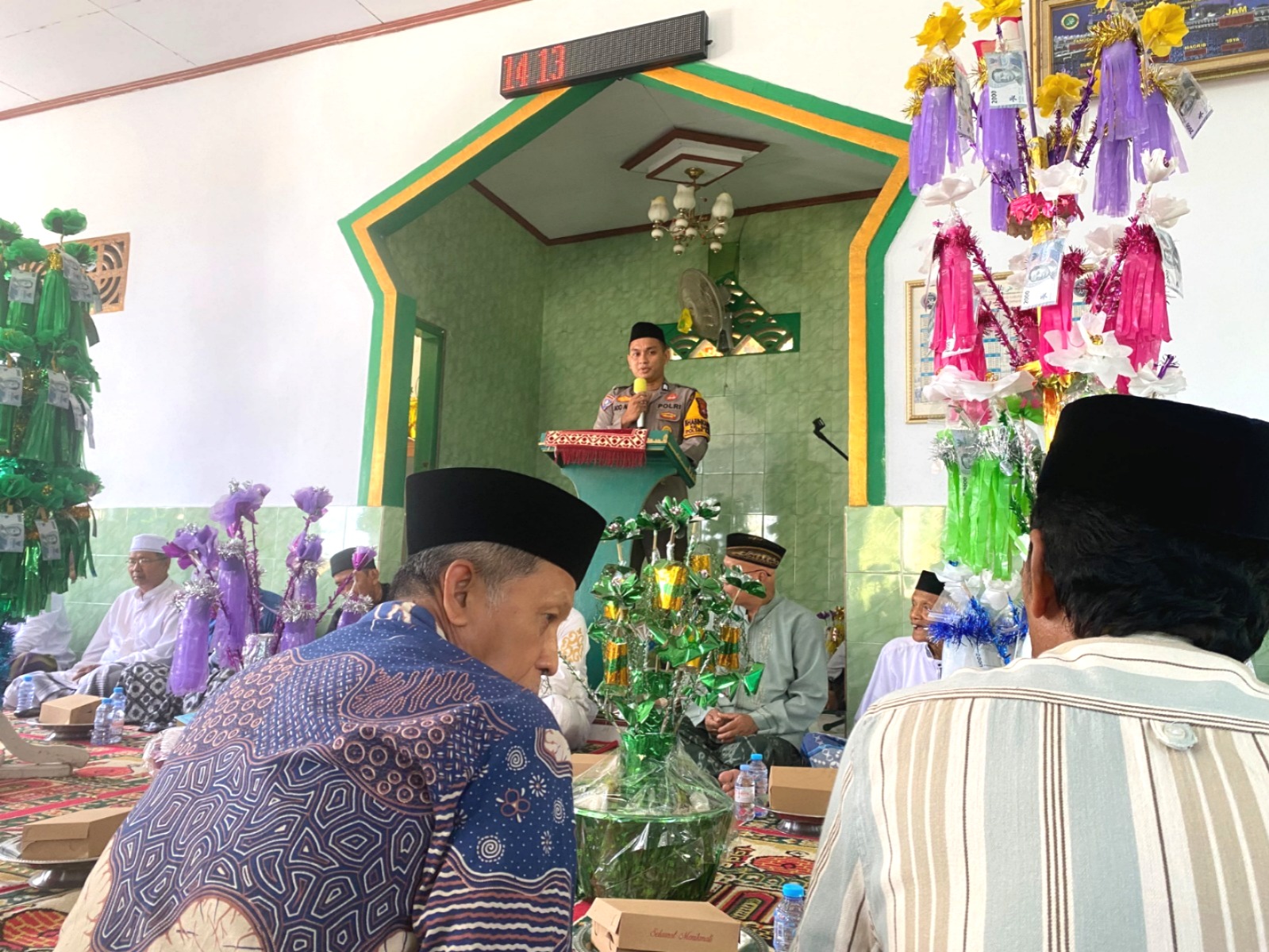 Hadiri Maulid Nabi, Bhabinkamtibmas Polsek Banggae Ajak Warga Teladani Akhlak Rasulullah
