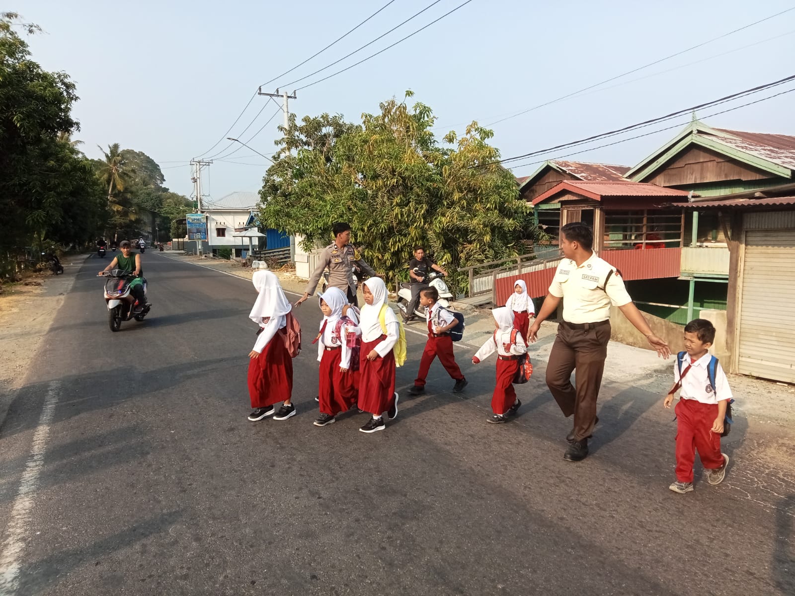 Commander Wish Pagi, Polsek Pamboang Hadir Di Jalan Pastikan Aktivitas Warga Berjalan Aman