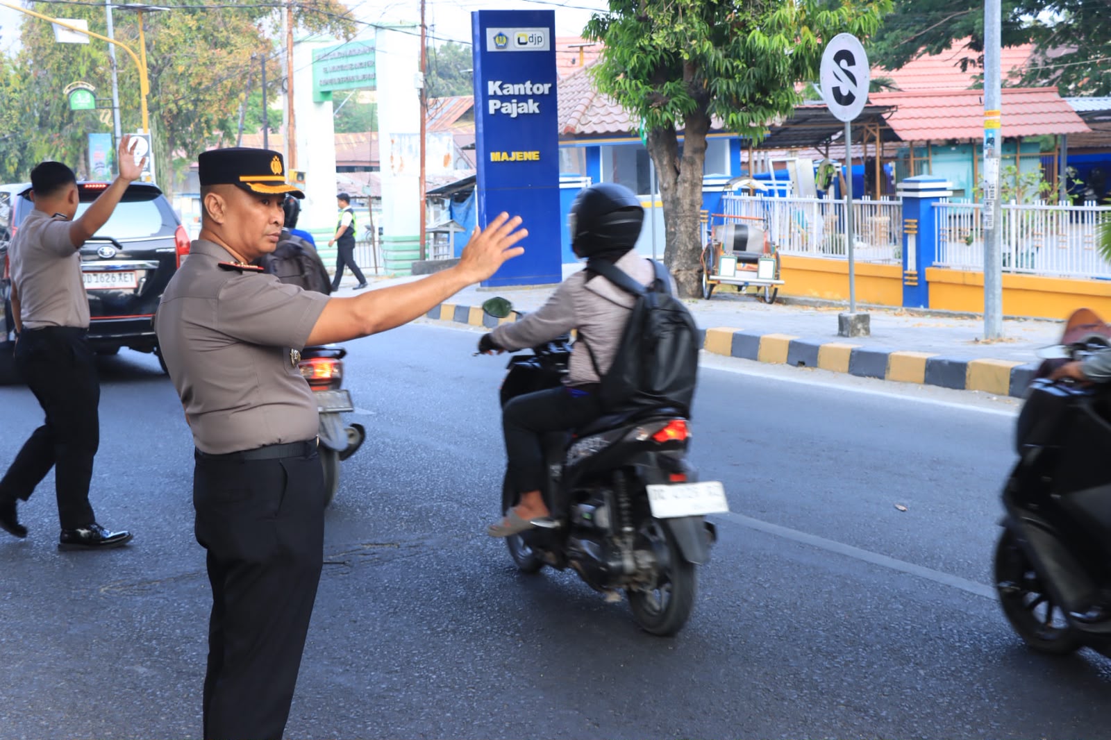Atur Lalu Lintas dan Bantu Pejalan Kaki, Wakapolres dan PJU Polres Majene Turun Kejalan Gelar Commander Wish