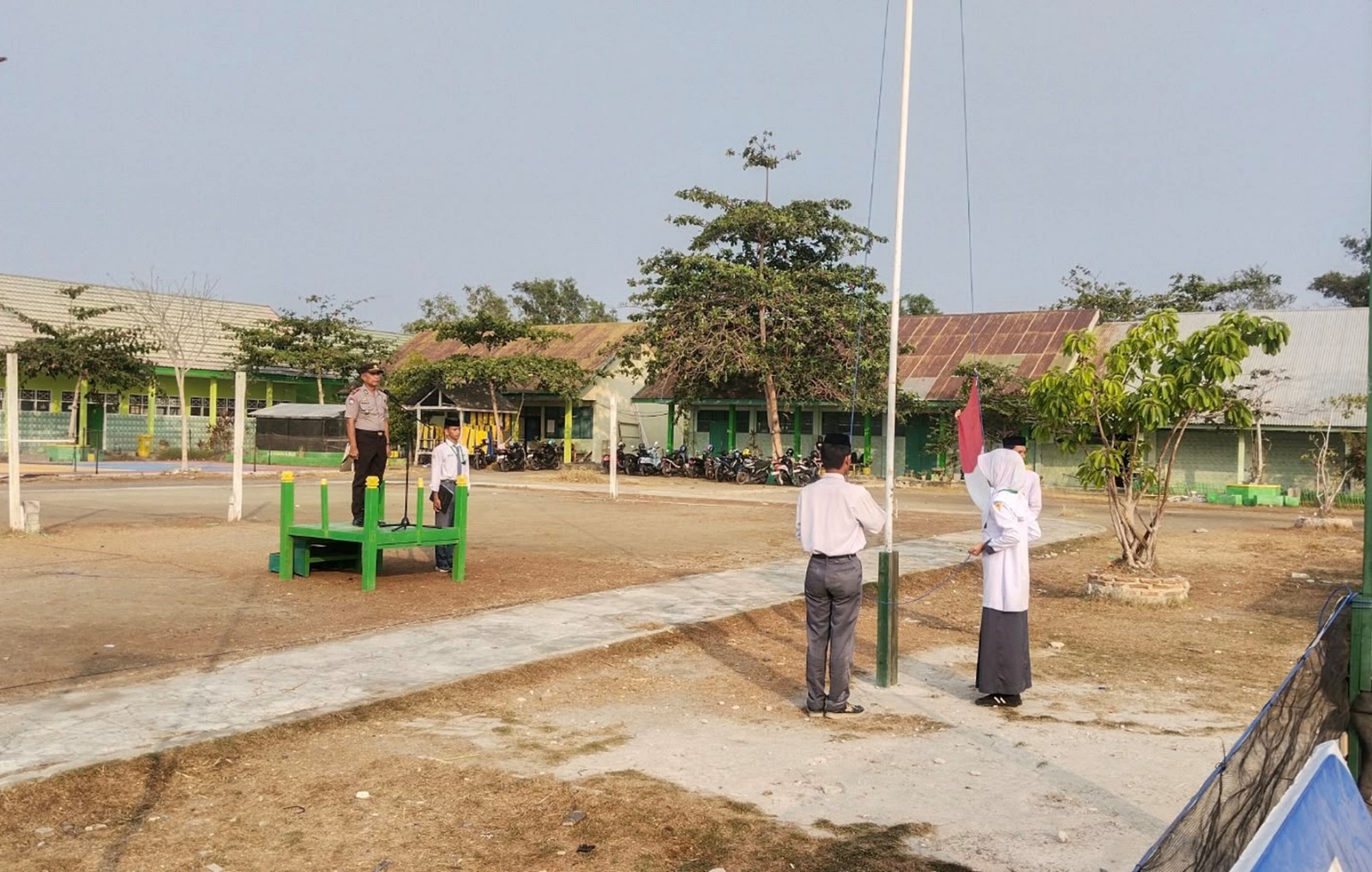 Polisi Go To School, Kasat Binmas Polres Majene Ajak Pelajar MAN 1 Majene Jauhi Narkoba dan Kenakalan Remaja