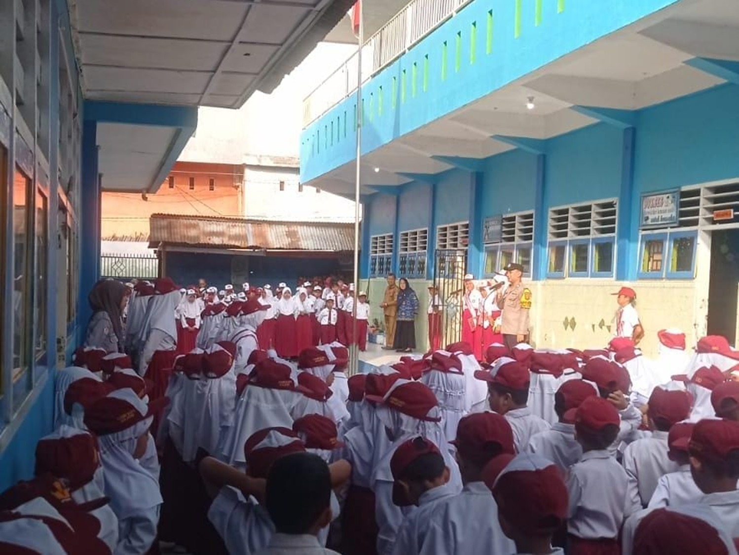 Polisi Go to School, Bhabinkamtibmas Polsek Banggae Tanamkan Disiplin dan Cegah Bullying di SDN 1 Saleppa