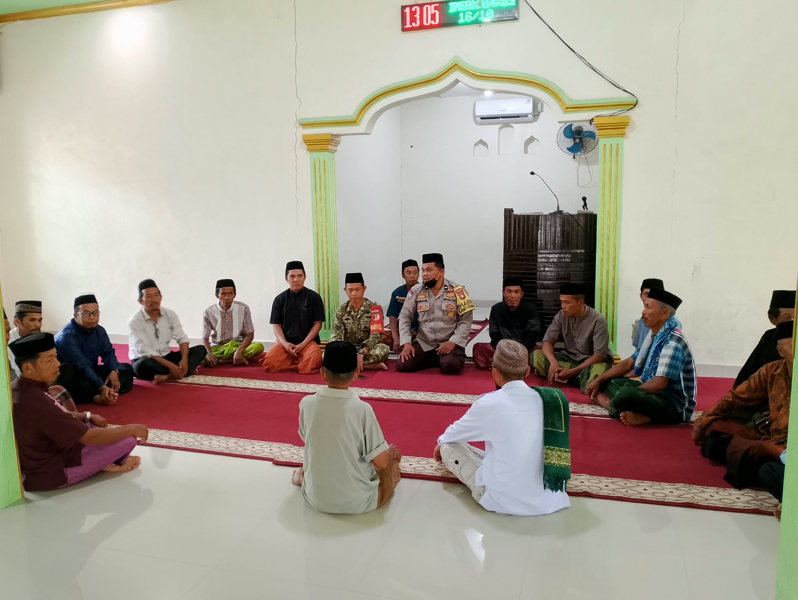 Masjid Jadi Ruang Dialog, Sambang Keagamaan Bhabinkamtibmas Polsek Pamboang Serap Aspirasi Masyarakat