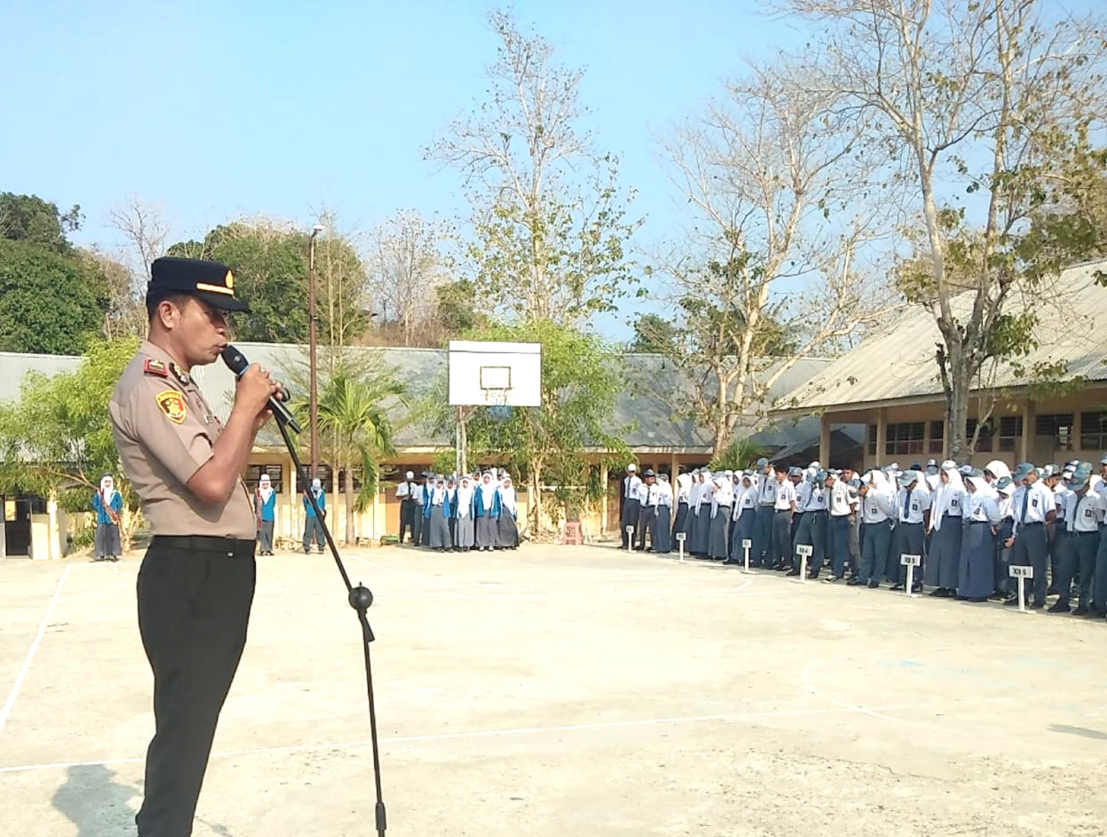 Polisi Peduli Pendidikan, Kapolsek Sendana Tanamkan Disiplin dan Bentengi Pelajar dari Pengaruh Negatif