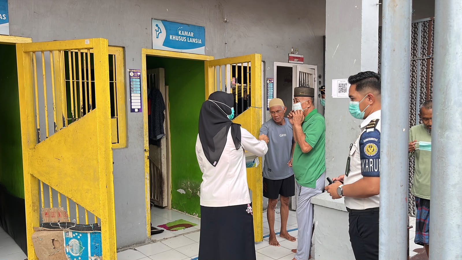 Antisipasi Penyebaran ISPA, Lapas Parepare Bagikan Masker kepada WBP dengan Prioritas Lansia