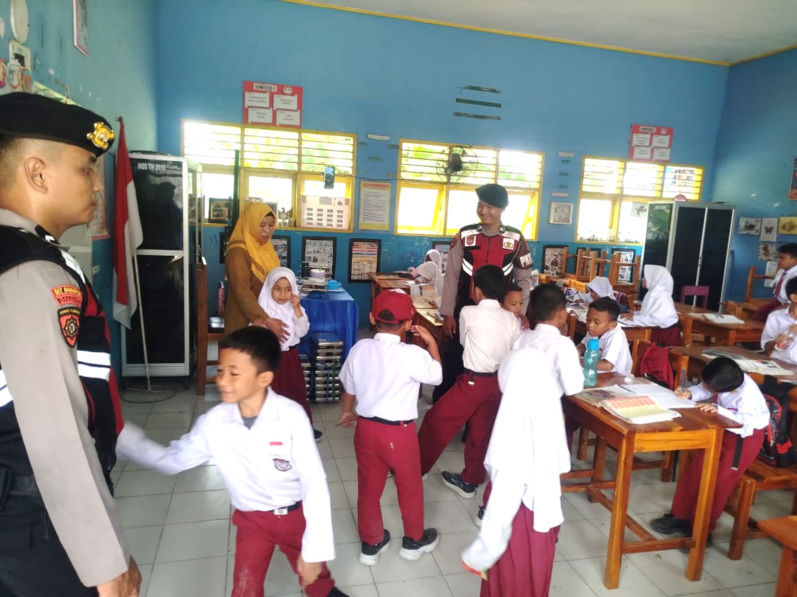 Polisi Bersama Masyarakat, Samapta Polres Majene Sambangi Sekolah untuk Ciptakan Rasa Aman