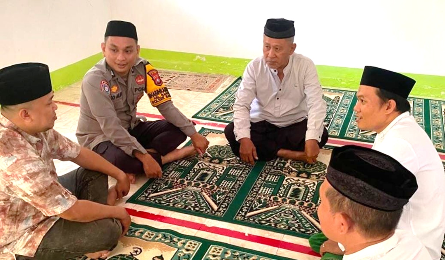 Polisi Bersama Masyarakat, Bhabinkamtibmas Polsek Banggae Serap Aspirasi Jamaah Masjid Raudhatul Arifin