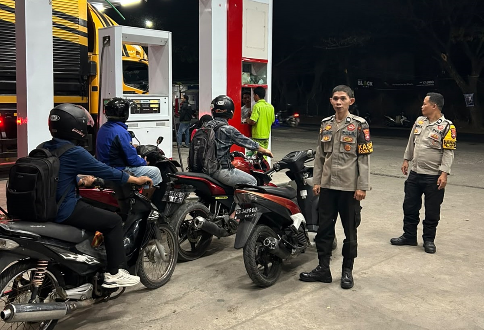 Polisi Bersama Masyarakat, Polsek Banggae Pantau SPBU untuk Cegah Kepadatan Kendaraan