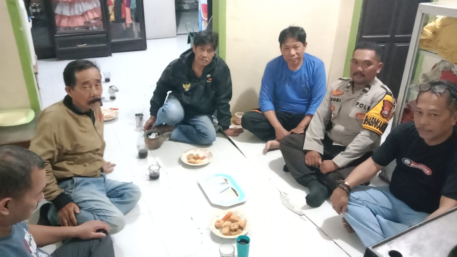 Polisi Bersama Masyarakat, Bhabinkamtibmas Polsek Banggae Ngopi Bareng Warga dan Media Serap Aspirasi Kamtibmas