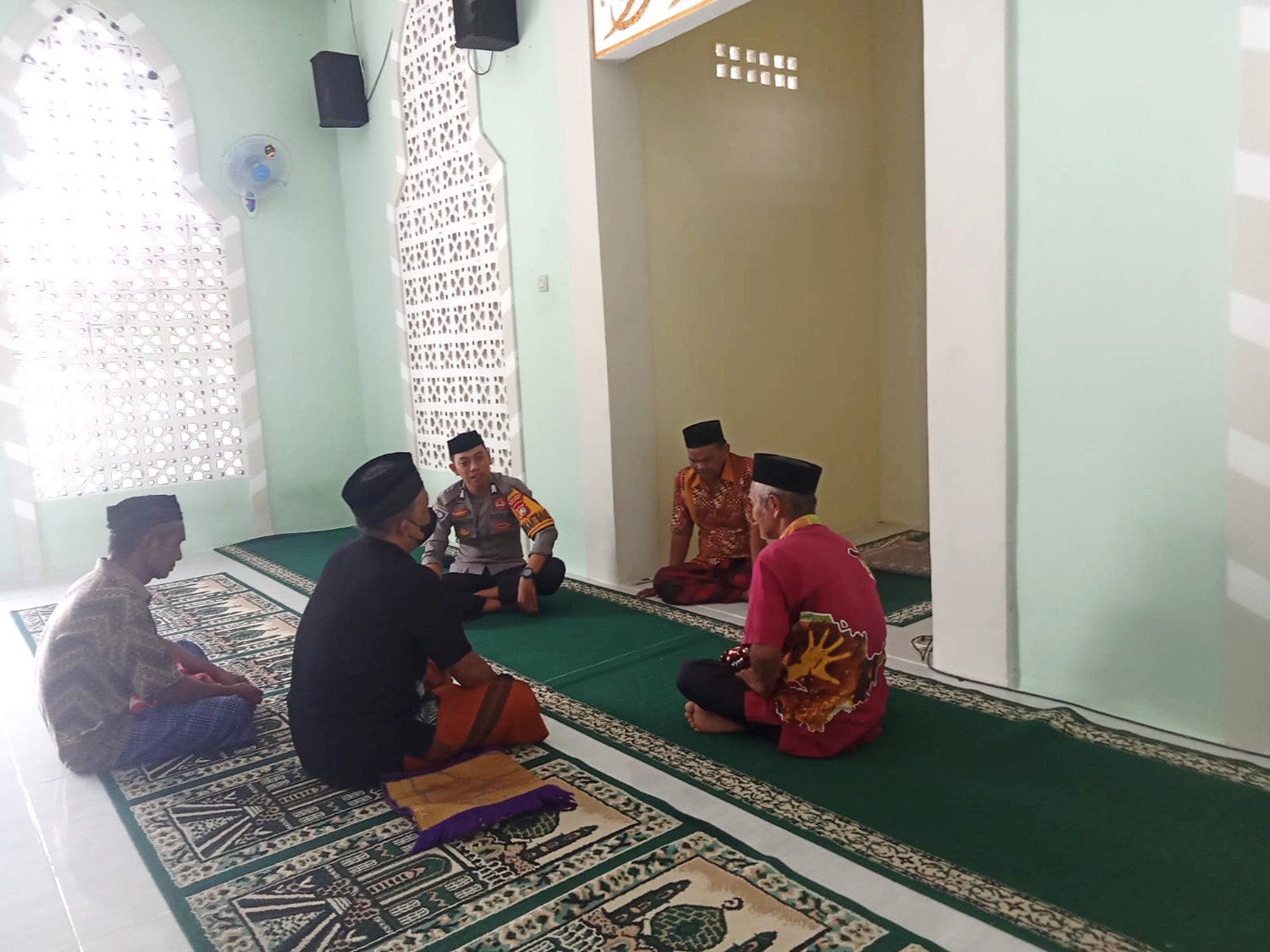 Polisi Bersama Masyarakat, Bhabinkamtibmas Polsek Banggae Tekankan Bahaya Judi Daring dan Penipuan Digital Kepada Warga Cilallang