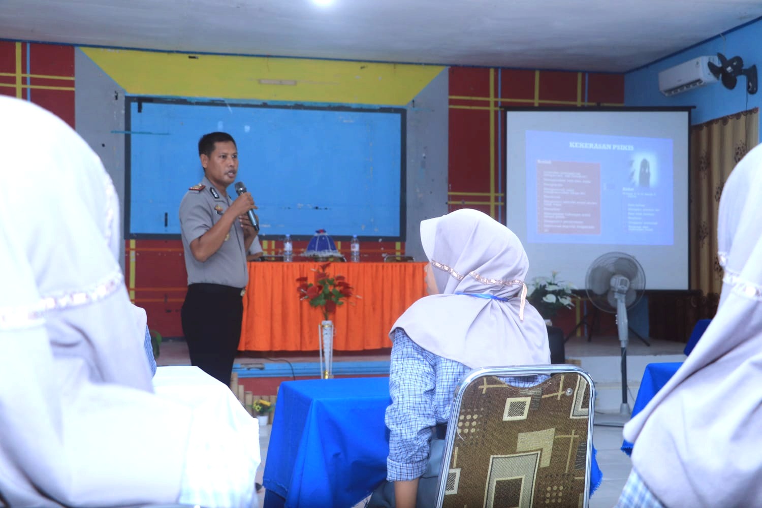 Polisi Peduli Pendidikan, Kapolsek Banggae Sosialisasikan Pencegahan Kekerasan terhadap Anak di SMKN 5 Majene