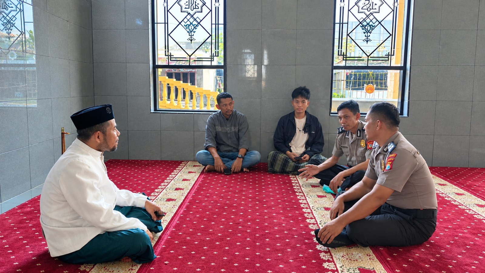 Sambang Keagamaan di Masjid Nurul Hidayah, Sat Binmas Polres Majene Ajak Jamaah Waspadai Judi Daring dan Penipuan Digital