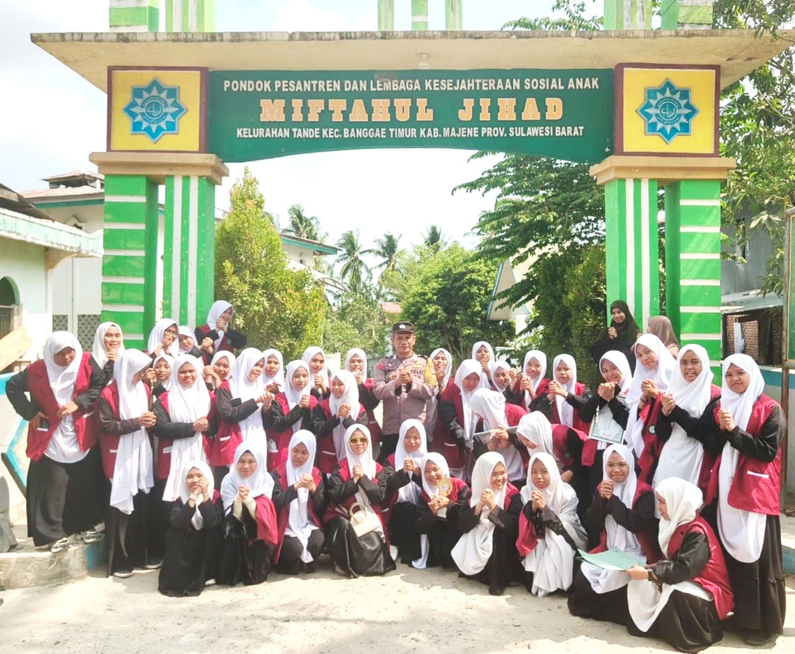 Polisi Bersama Masyarakat, Bhabinkamtibmas Polsek Banggae Sambangi Ponpes Miftahul Jihad di Hari Santri Nasional