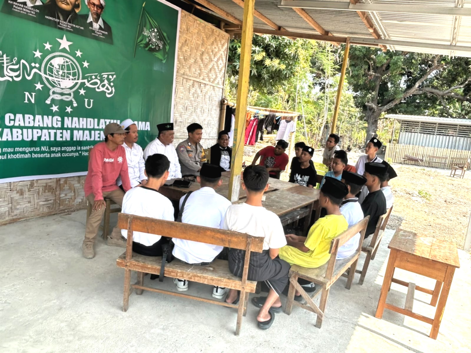 Polisi Bersama Santri, Bhabinkamtibmas Polsek Banggae Sambangi Pondok Pesantren Tahfidzul Qur’an dan Berikan Edukasi Kamtibmas