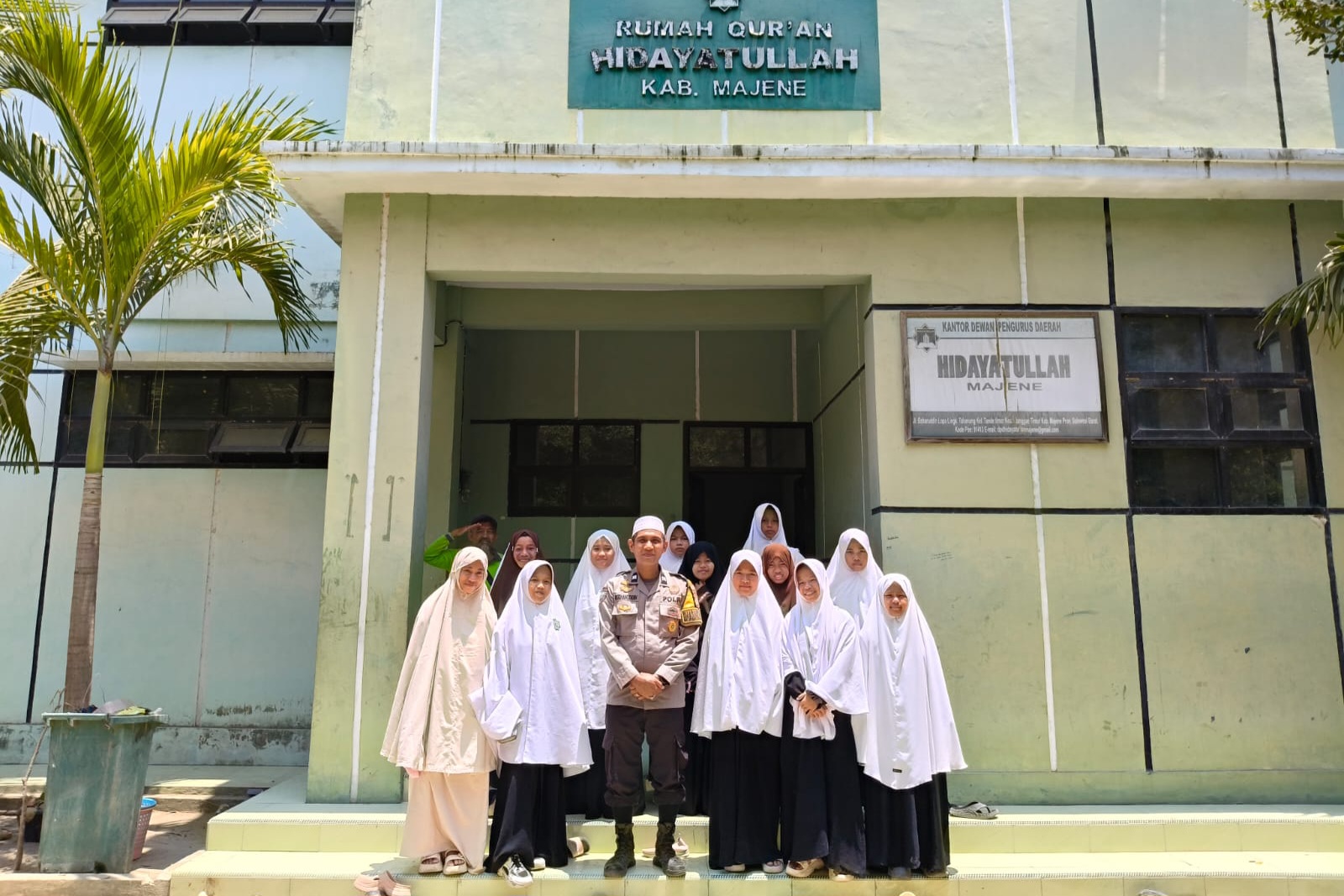 Polisi Bersama Santri, Bhabinkamtibmas Polsek Banggae Sambangi Ponpes Hidayatullah di Hari Santri Nasional