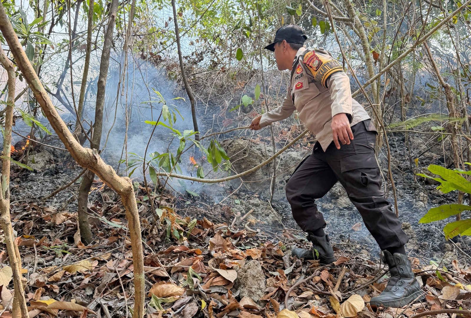 Kebakaran Lahan di Buttu Pamboang, Bhabinkamtibmas Polsek Pamboang Bergerak Lakukan Pemadaman 