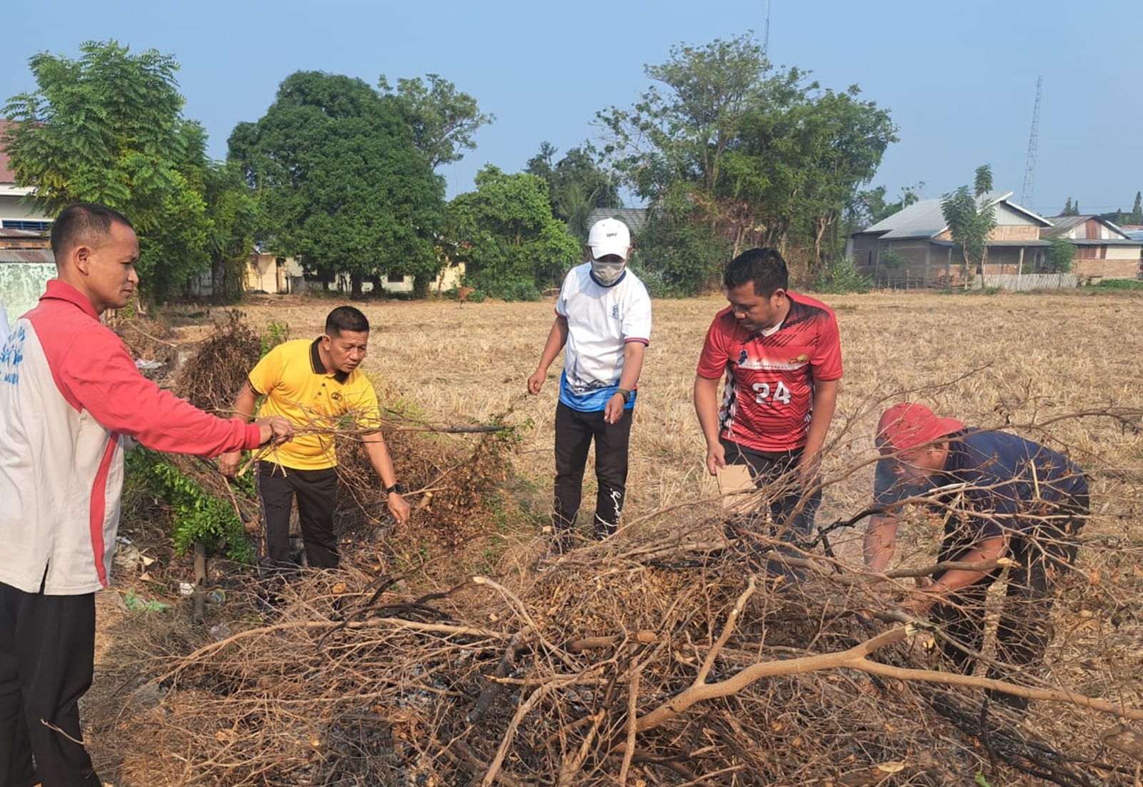 Green Policing, Polsek Malunda Gandeng Pedagang dan Warga Bersihkan Pasar Wujud Nyata Polisi Bersama Masyarakat