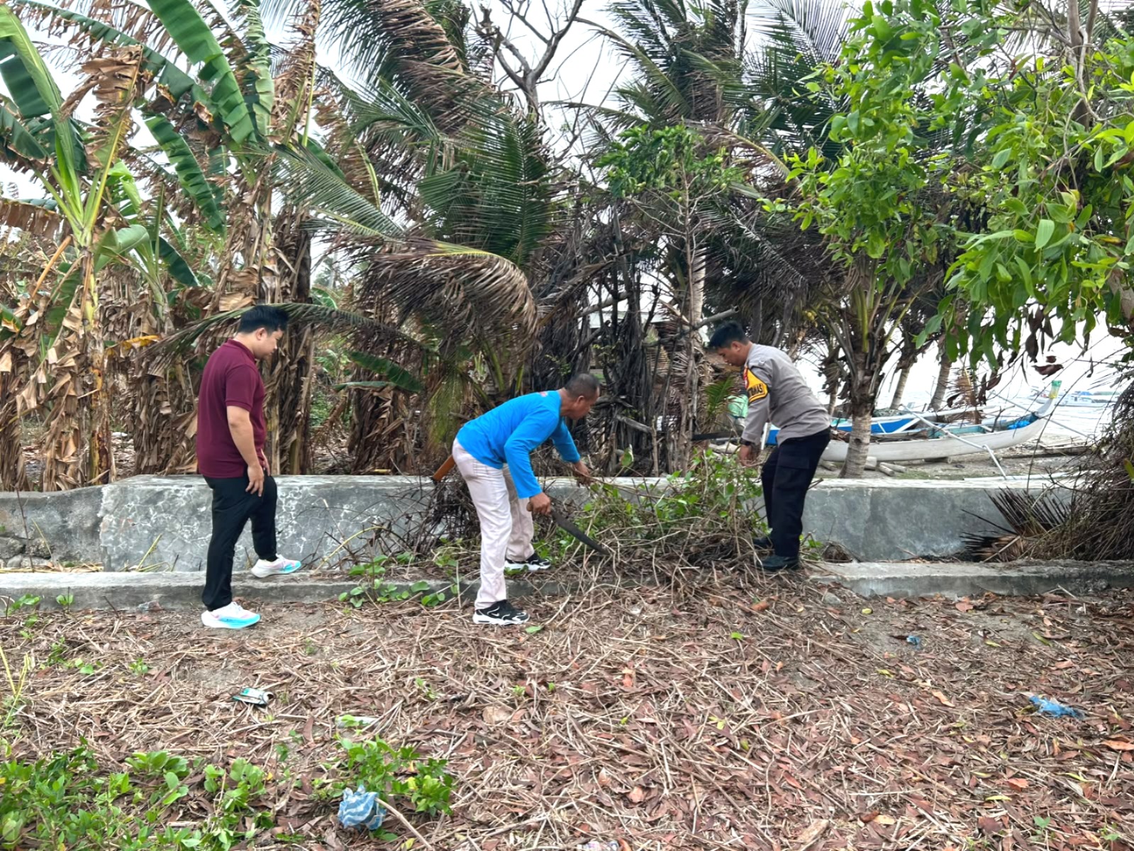 Green Policing di Pantai Barane, Bhabinkamtibmas Polsek Banggae Ajak Warga Peduli Kebersihan Lingkungan